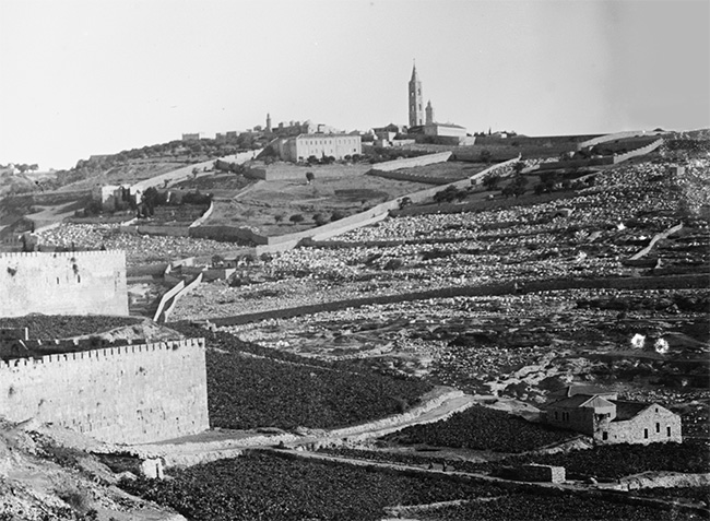 תמונת בית הקברות היהודי בהר הזיתים בשנת 1900. מקור: אוסף מטסון. ספרית הקונגרס האמריקאי. בקדמת התמונה אזור העופל והחלק הצפוני של עיר דוד